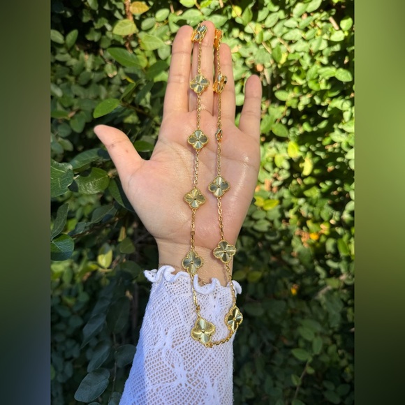 Cloverleaf necklace Gold Floral Necklace - Picture 5 of 7